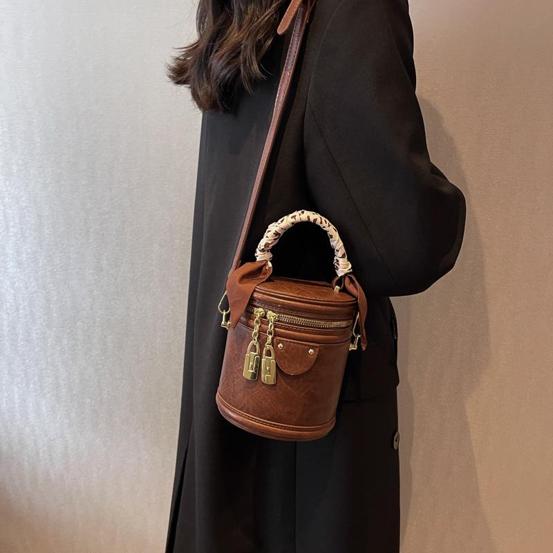 This Year's Popular Super Popular Niche Bags 2025 Autumn and Winter New Women's Bags Messenger Bags Portable Bucket Bags