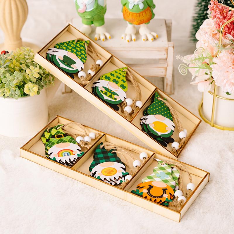 Красивая деревянная фигурка гнома на День Святого Патрика с пышными зелеными элементами листьев в трех секциях