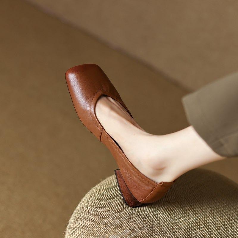 Модная обувь для женщин Элегантные туфли-лодочки с квадратным носком Мягкая кожа Толстый низкий каблук Осенняя женская обувь Повседневные однотонные туфли на каблуке с неглубоким вырезом Женщины