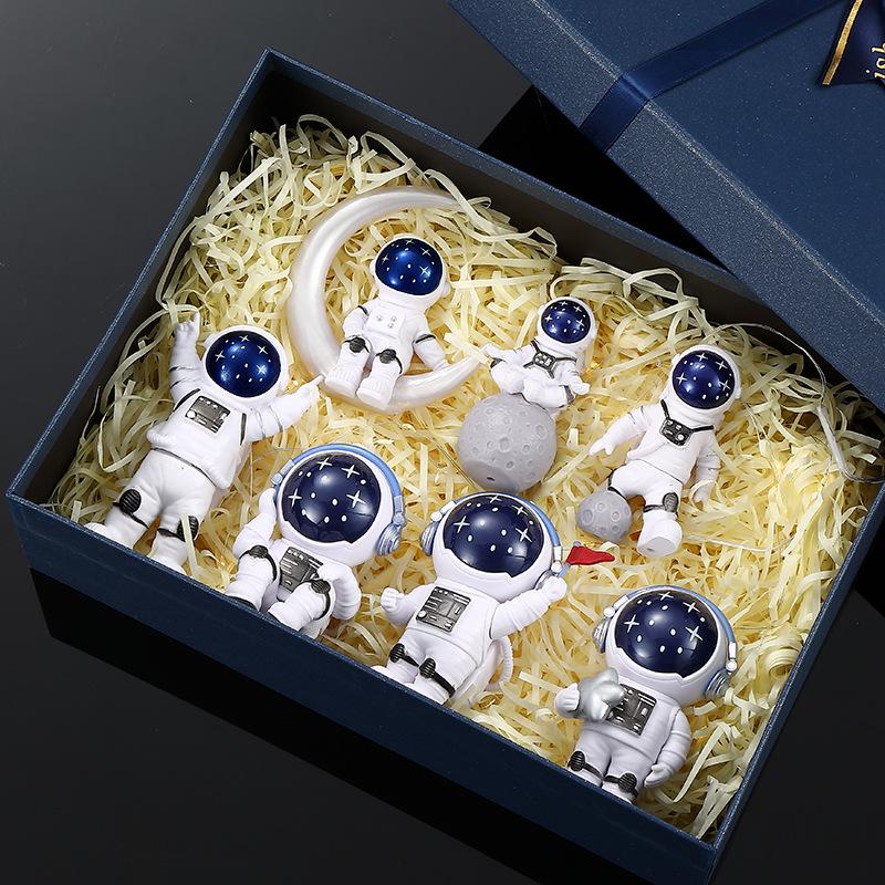 Маленькая смоляная фигурка космонавта - Идеально для домашнего декора, подарка на День святого Валентина или день рождения