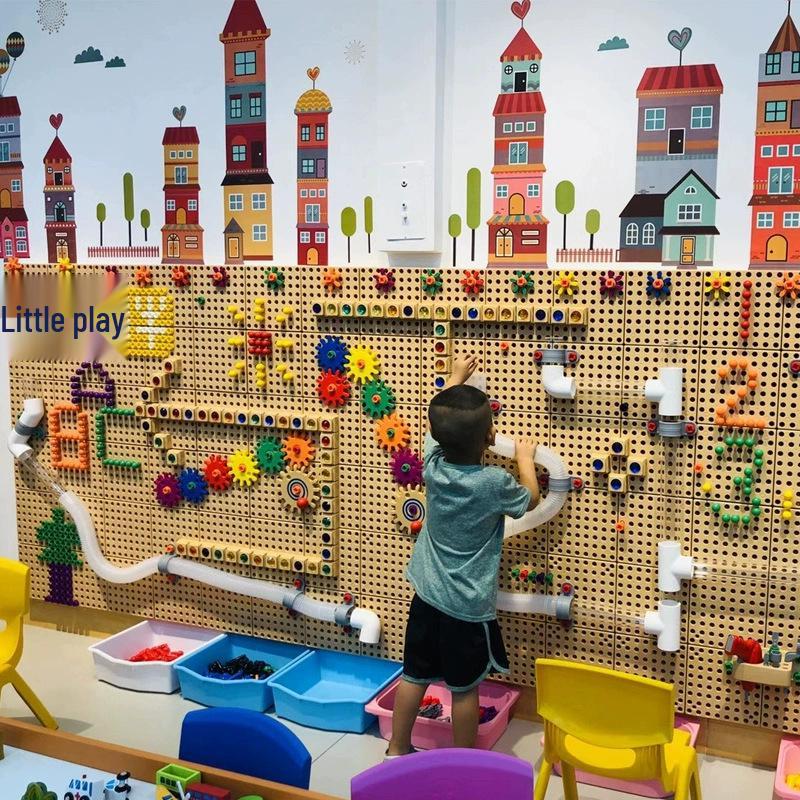 Стена-игрушка с колышками и бусинами: Интерактивные деревянные кубики и игра-украшение для стены для детского сада.