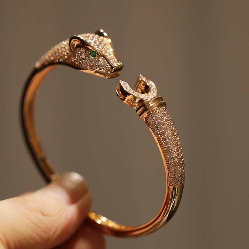 Браслет с леопардовым принтом и инкрустацией из циркония Heavy Industry с современным дизайном и открытым ртом