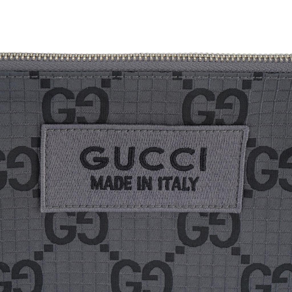 Gucci Сумка-кошелек на молнии с монограммой GG, серый канвас, кожаная отделка, с ремешком на запястье. Для повседневного использования и путешествий.