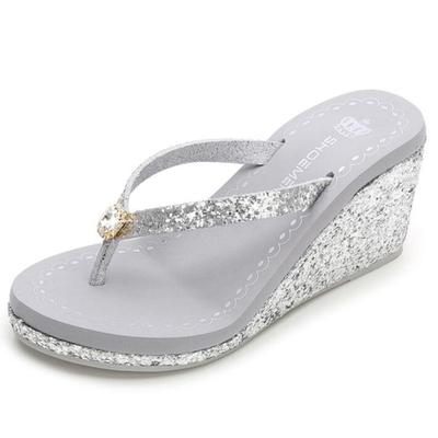 Новые летние шлепанцы-сандалии на толстой подошве с пайетками, летняя женская пляжная обувь на танкетке, сексуальные туфли на высоком каблуке со стразами, женские шлепанцы