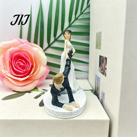 Commemorative Resin Statue Funny Runaway Bride and Groom Figurine, Wedding Cake Topper Decor, Engagement Party Table Decor Couple Desktop Ornament for