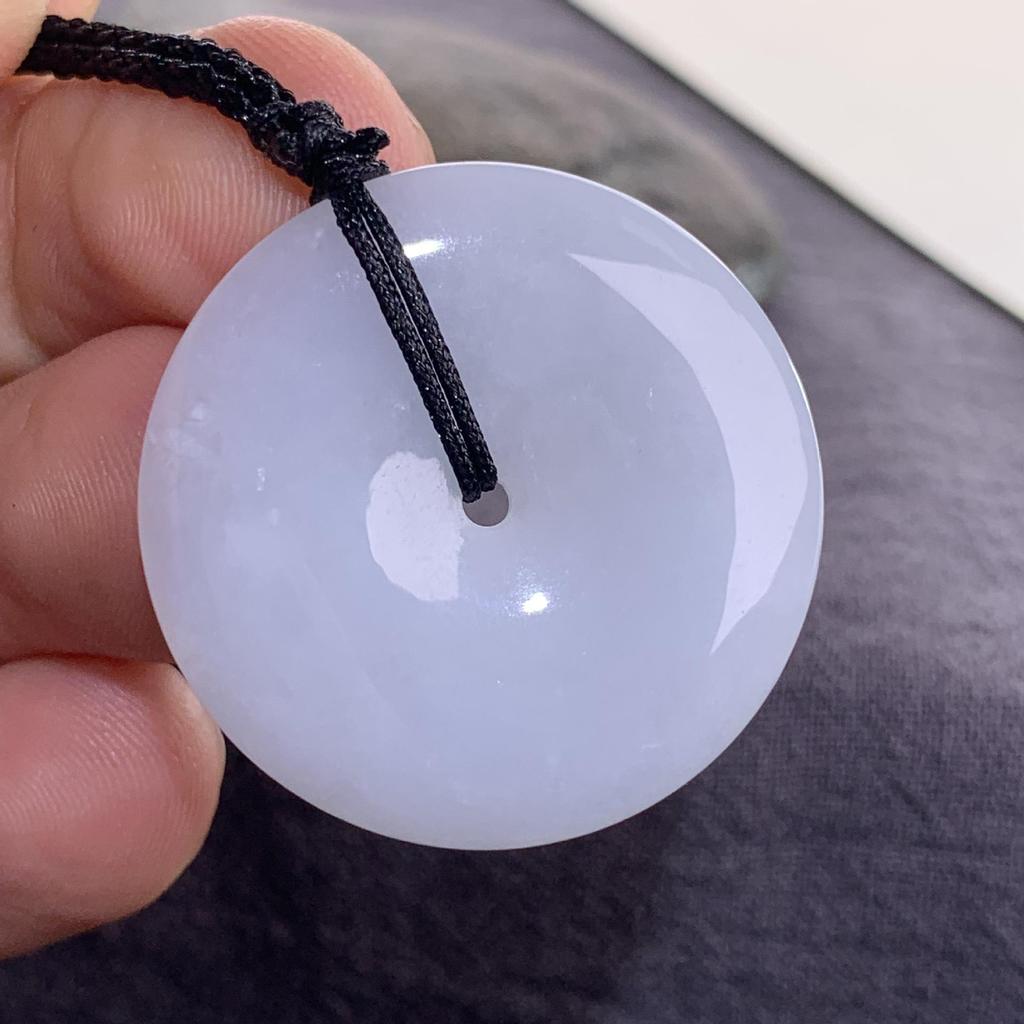 Подвеска из натурального бирманского жадеита класса А с фигурками лисы, тигра, цилиня и бодхисаттвы