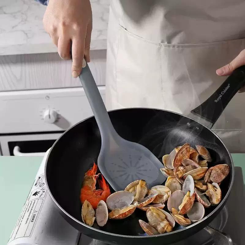 Силиконовый кухонный набор Baogang: Полупрозрачная лопатка и ложка в китайском стиле, антипригарные, пищевого качества, идеально подходят для домашней кулинарии.