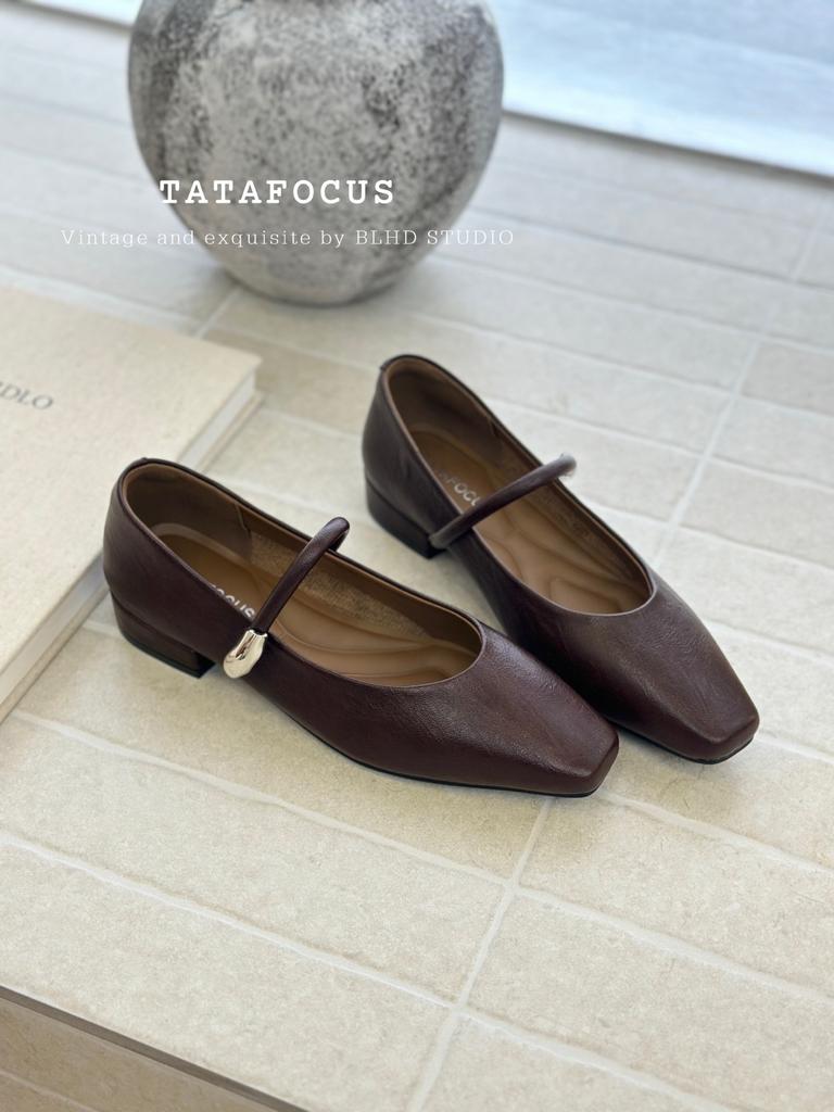 Французские ретро простые туфли Мэри Джейн женские 2025 осень новые с мелким вырезом на одном ремешке с маленьким квадратным носком показывающие ступни маленькие одинарные туфли