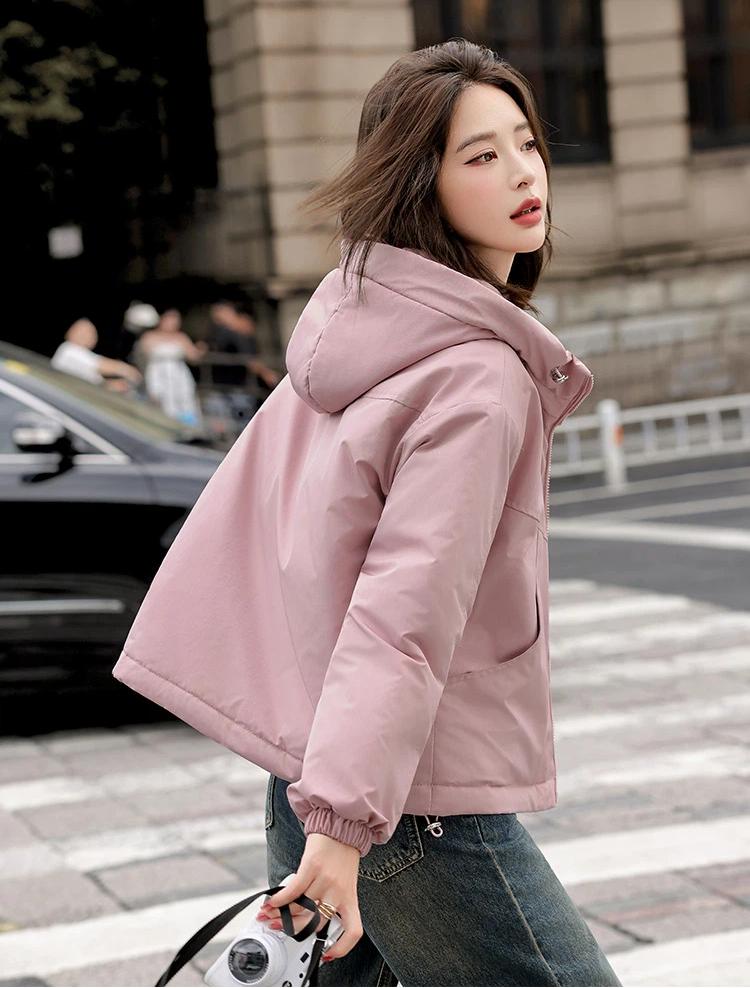 Женская короткая стеганая зимняя куртка с капюшоном на хлопковой подкладке