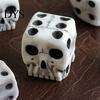 Handheld Lightweight Dice Skull for Adults, Gothic Resin Shaped Portable Running Groups 6 Sided Entertainment, Halloween Party Favors Matte