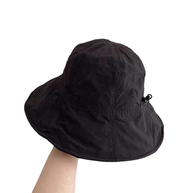 Весной и летом легкие и дышащие, с небольшой куполообразной шляпой на лице, благодаря чему прилив солнца легкий и быстросохнущий.