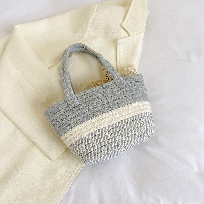 Винтажная полосатая хлопковая плетеная сумка 2024 года, новая нишевая ручная соломенная сумка для отпуска на пляже, маленькая ручная корзина