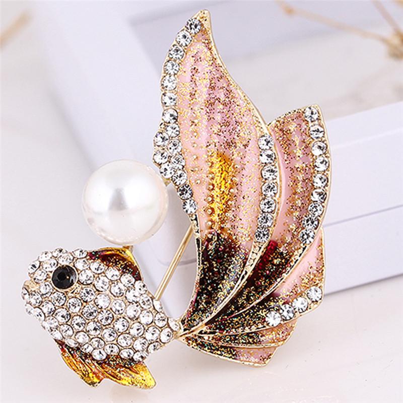 Элегантная брошь золотая рыбка покрытая эмалью с кристаллами и жемчужиной