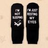 Носки средней длины из хлопка с противоскользящей надписью Spot I'M NOT SLEEPING