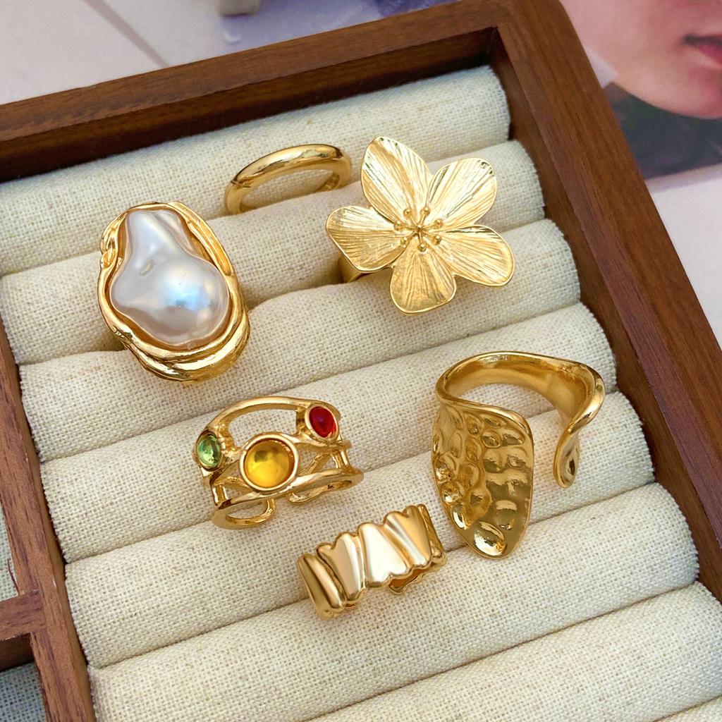 Высококачественный праздничный стиль 2026 года, преувеличенный барочный ретро набор колец, нишевые кольца с искусственным жемчугом и цветами для внешней торговли