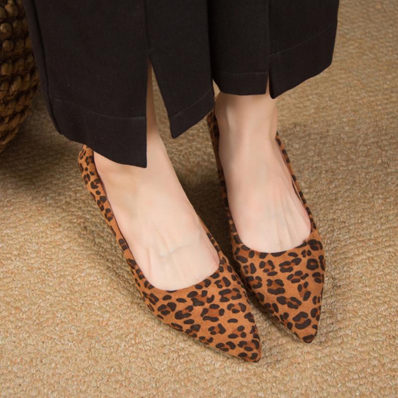 Модные женские туфли на среднем каблуке с леопардовым принтом, сексуальные замшевые босоножки с острым носком, 2024, вечерние осенние туфли-лодочки, новое платье Mujer Zapatillas