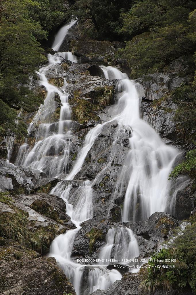 Canon Цифровая зеркальная камера EOS 9000D с комплектом объектива IS USM EF-S 18-135 мм f/3.5-5.6 (EOS9000D-18135ISUSMLK)