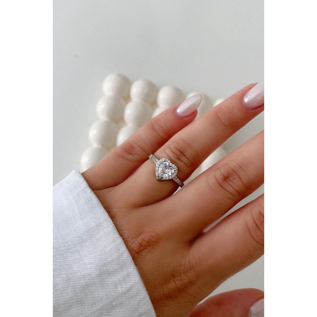 Регулируемое стальное кольцо с цирконовым камнем в форме сердца