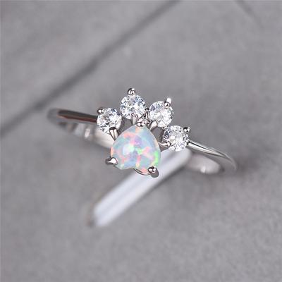 Кольцо в форме следа милого медведя с белым опалом в форме сердца, размер 5–10