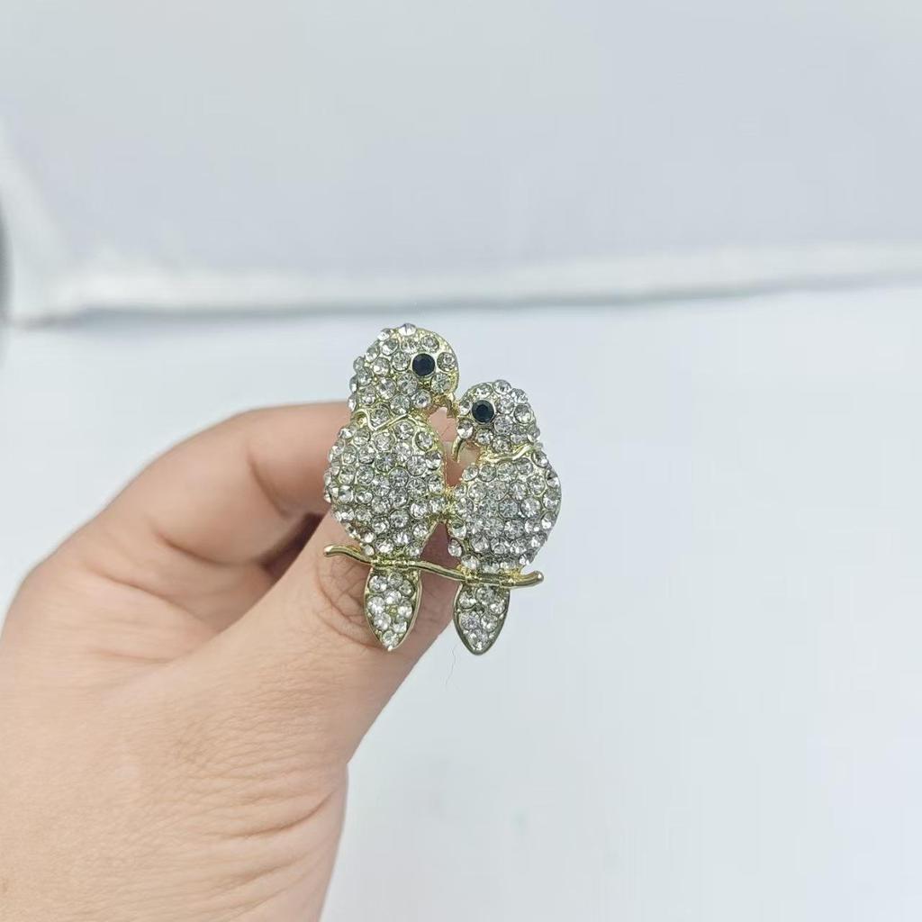 Брошь-птица с жемчугом и бриллиантами: Имитация булавки в виде попугая с каплями масла - уникальный аксессуар для женского корсажа в виде животного