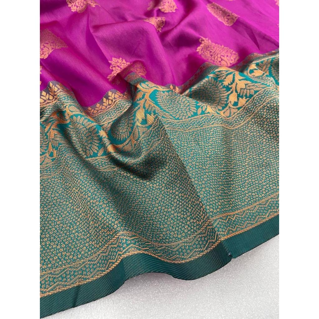 Шелковое сари из магазина АЛМААРИ украшено красивой вышивкой Зари в виде традиционных мотивов.