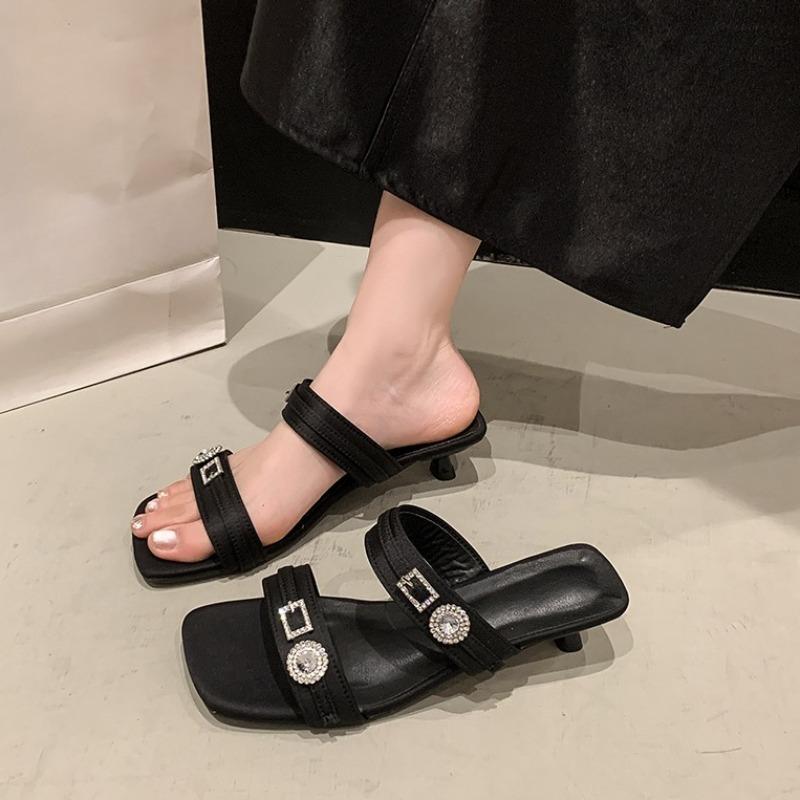 Маленькая застежка-пряжка, шлепанцы-флипы, женские, летние, новые, универсальные, квадратный носок, открытый носок, металлическая пряжка, средний каблук, крутые для уборки