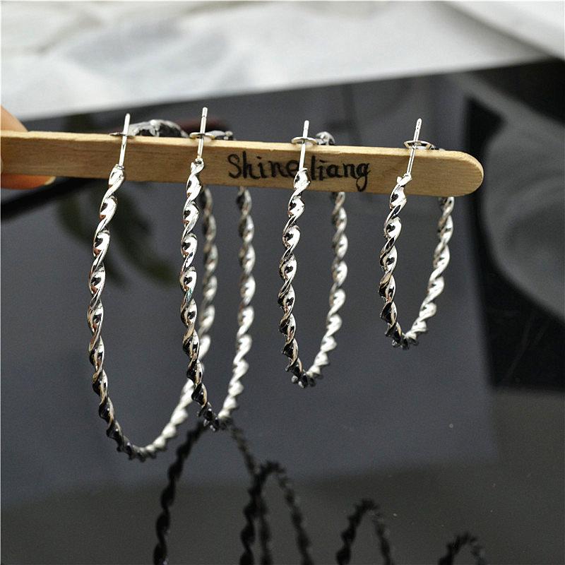 Женские блестящие серьги-клипсы в виде перекрученных кругов - золото и серебро, не требуют прокола