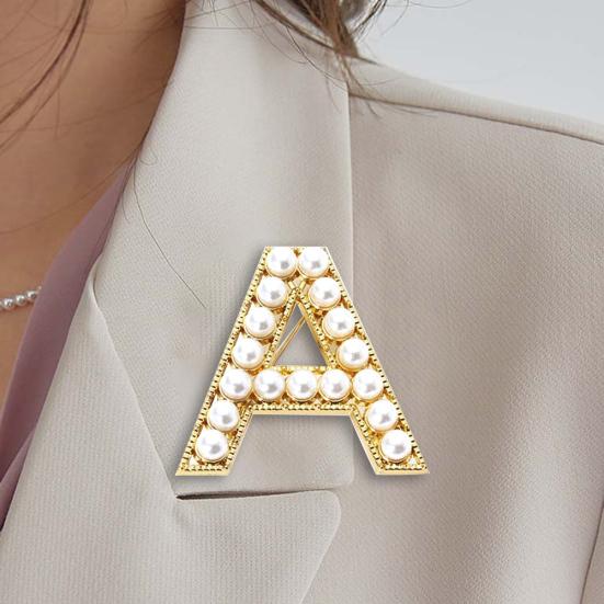 Элегантная женская брошь с буквами из искусственного жемчуга, значок на лацкане костюма