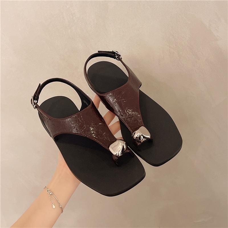 Retro metal buckle flat bottom cover toe sandals women wear summer new pinch toe sandals