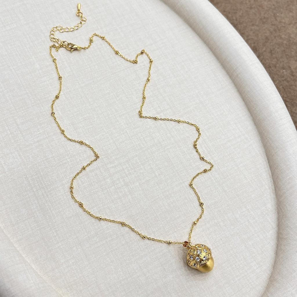 Ожерелье из цирконов в стиле средневековья в форме сосновой шишки: Элегантный, ретро и универсальный модный кулон