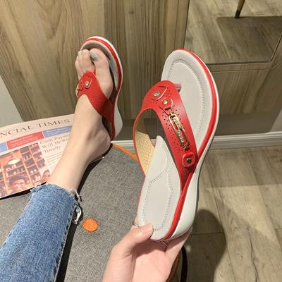 Мода Новые женские тапочки Летние шлепанцы на танкетке с металлическими пуговицами Туфли Пляжные сандалии на танкетке Женские уличные тапочки на платформе Шлепанцы