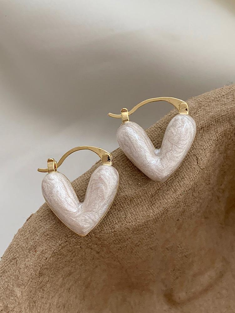 Элегантные женские серьги-сердечки из белой глазури - модный аксессуар 2023 года