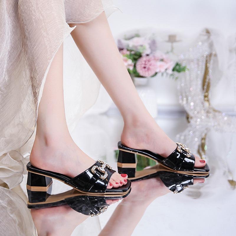 Модные женские шлепанцы на массивном каблуке, модные мюли с открытым носком, украшенные стразами и металлической пряжкой, летние повседневные элегантные сандалии для вечеринок для девушек