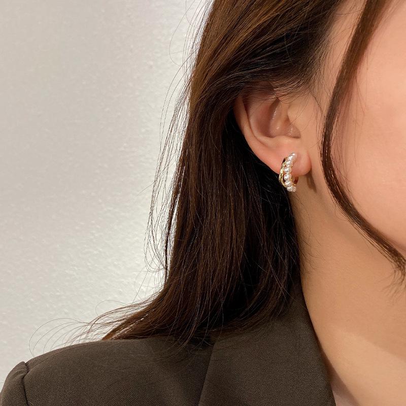 Серьги-кольца с жемчугом в корейском стиле: Серьги-пусеты «Серебряная игла» для женщин - Роскошные осенне-зимние свадебные украшения с высококлассным внешним видом.