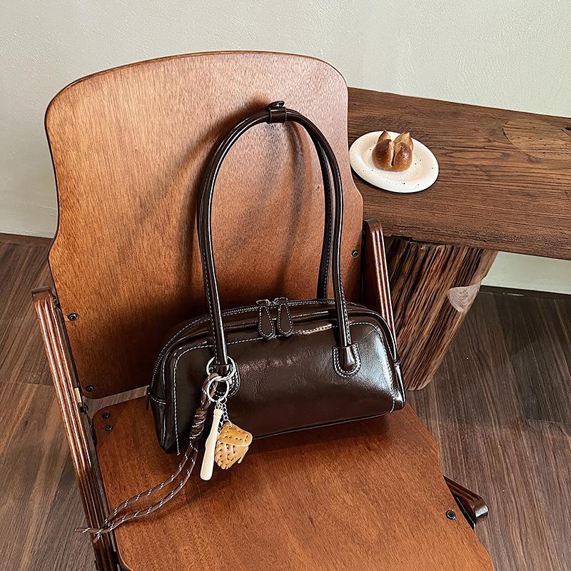 Простая сумка интернет-знаменитости 2025 новая модная осенне-зимняя на плечо женская сумка с высоким чувством подмышечная универсальная сумка-бостон тренд