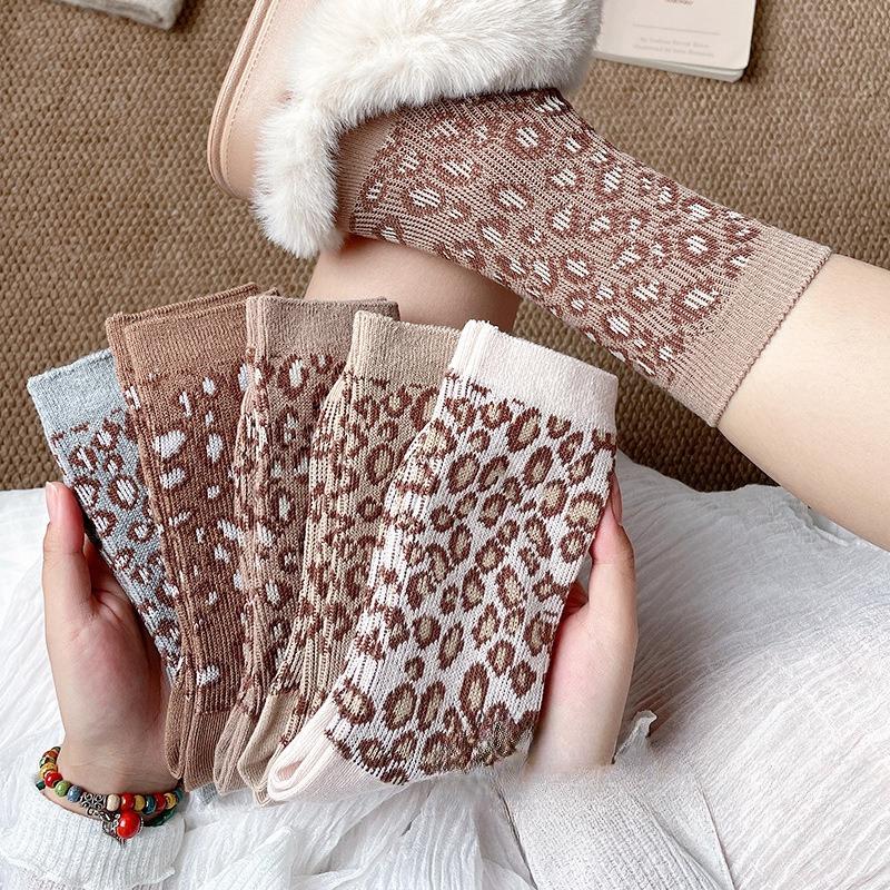5 Pairs of Thick Mid-calf Socks for Women In Autumn and Winter, Retro Leopard Print Warm Combed Cotton Pile Socks for Women