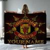 1 шт. Фланелевое одеяло с узором и возможностью кастомизации имени Manchester United F. Подходит для всех сезонов. Для домашнего декора. Тепло и уют. Подарки. Праздничный подарок.