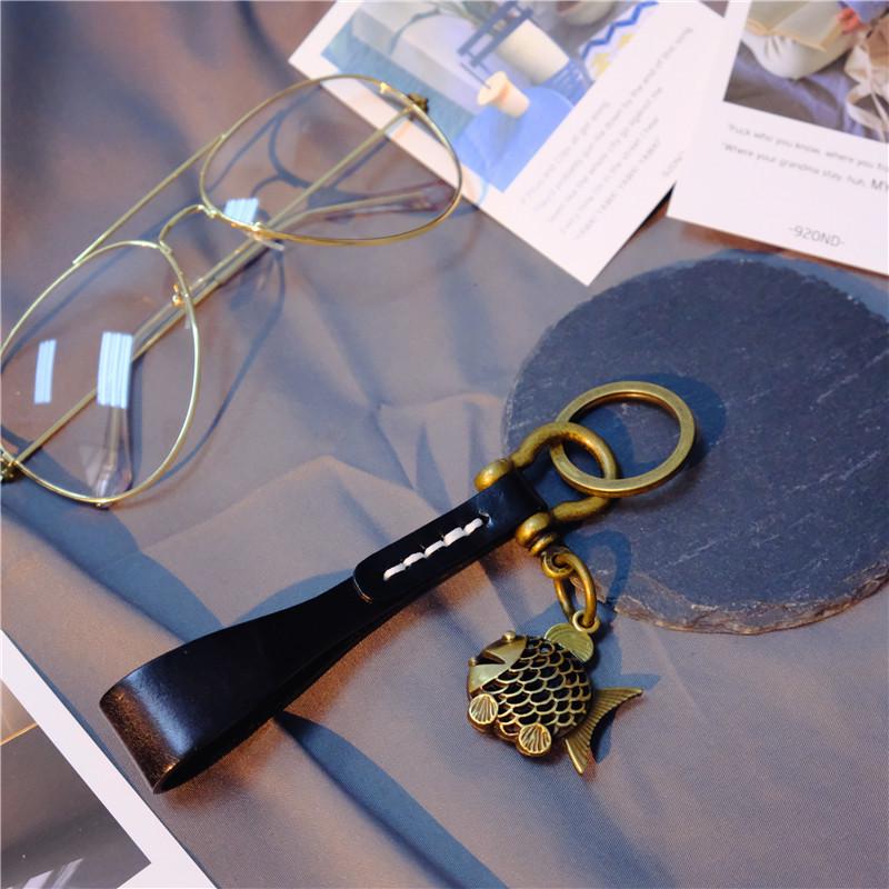 Брелок-подвеска в виде котенка в стиле ретро ручной работы из коровьей кожи высшего сорта и сплава с пряжкой-подковой