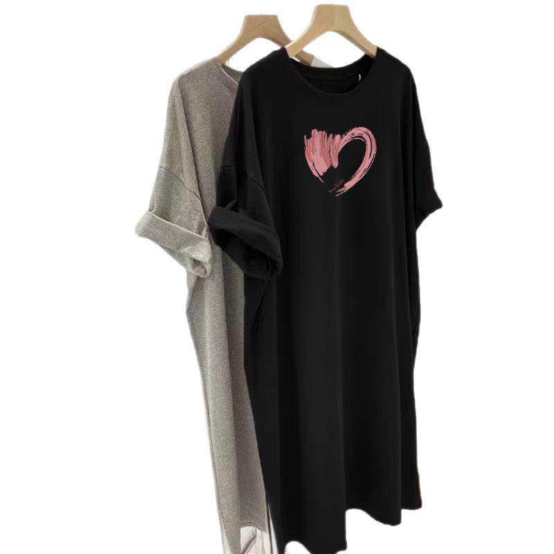 Очень длинное платье-футболка кэжуал с принтом темперамента выше колена