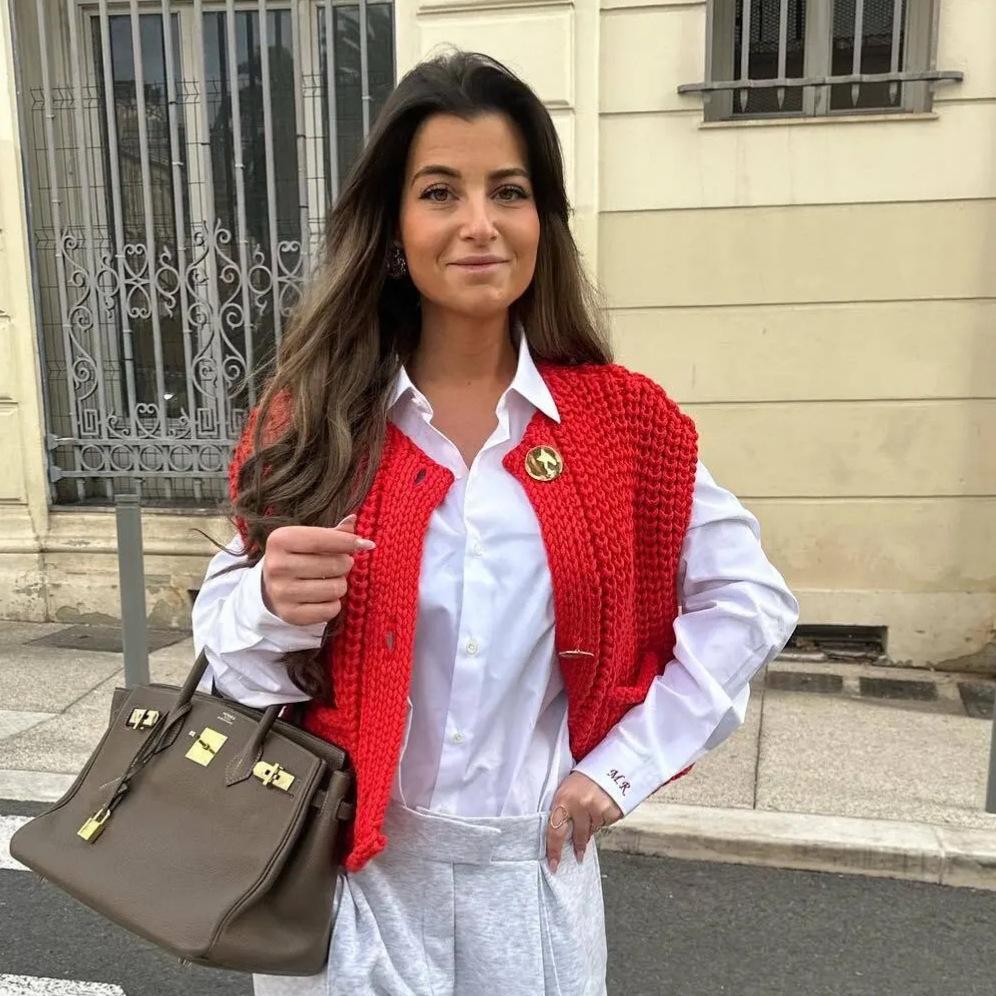 Женский короткий вязаный кардиган без рукавов с однотонным карманом на весну и осень