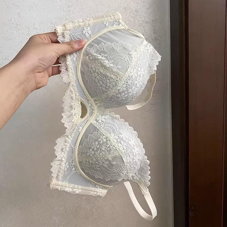 Французское сексуальное кружевное нижнее белье девушки с маленькой грудью собирают и показывают большой и сладкий ветер для предотвращения обвисания и закрытия подгрудных складок
