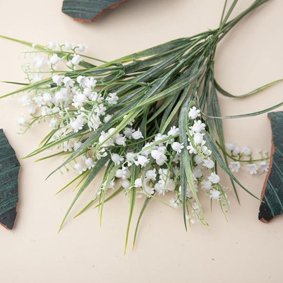 Привлекательный макет сцены из искусственной травы. Яркий вид.