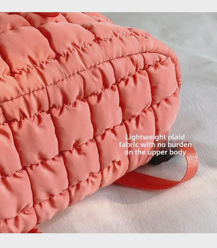 Женский пушистый клетчатый рюкзак — стильный, легкий, большой вместимости для поездок на работу и путешествий осенью/зимой.