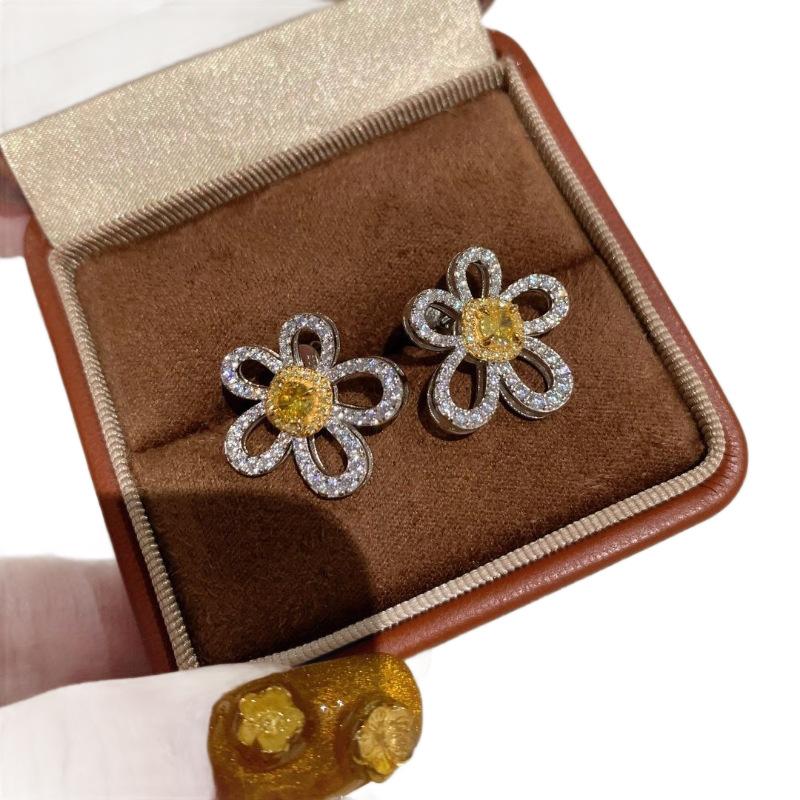 2026 Серьги-гвоздики Gesang Flower Полностью из бриллиантов, Легкая роскошь, Высококлассное дизайнерское исполнение, Подарок для девушки, Цветок, инкрустированный бриллиантами, Подарок