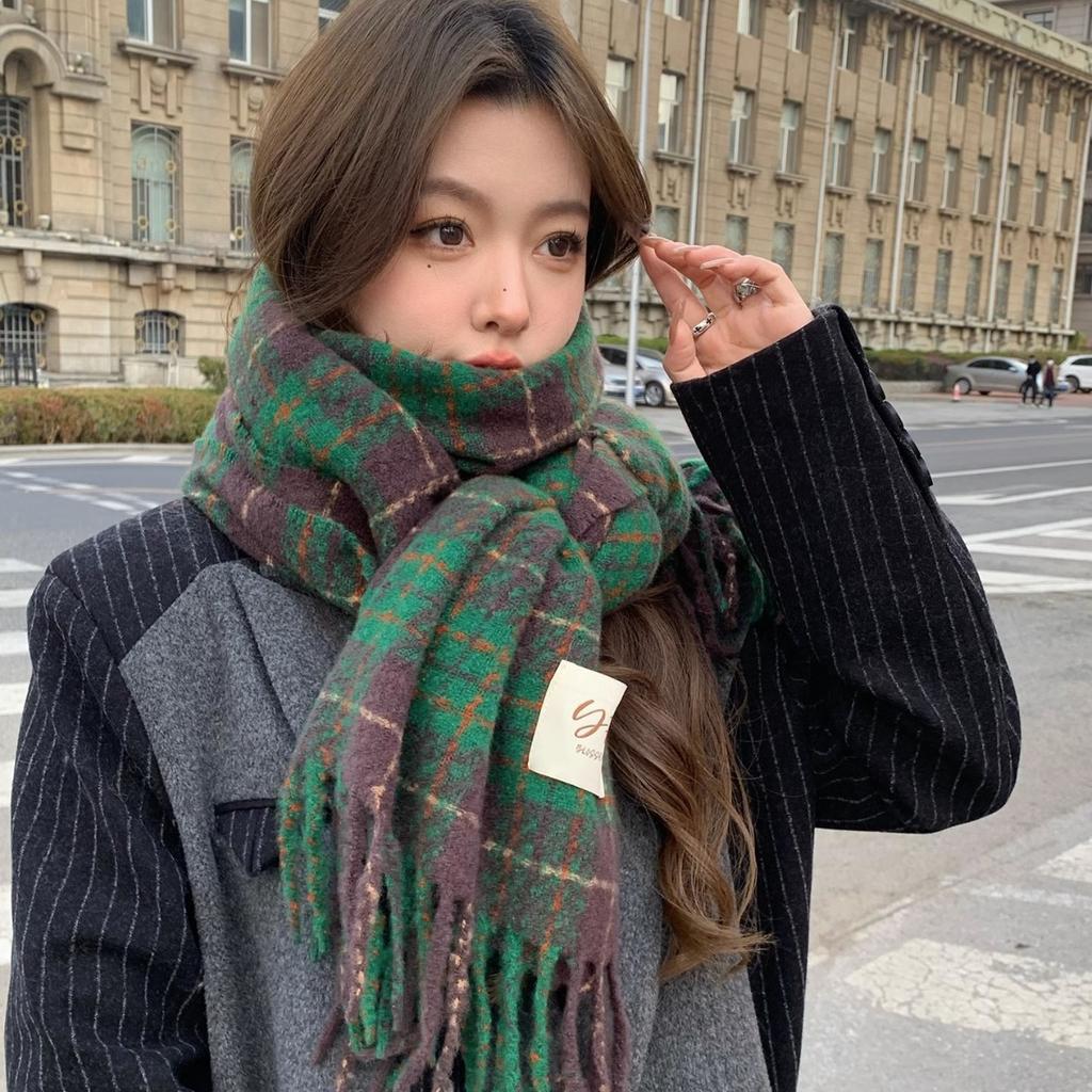 Korean ins green scarf women's winter Korean version versatile high-end feeling white winter thickened warm neck scarf