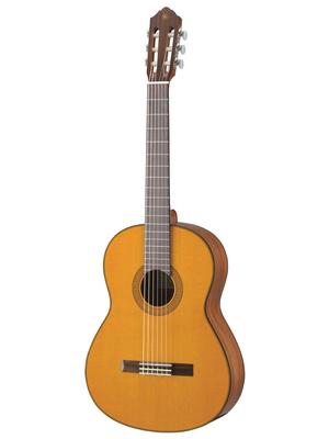 Классическая гитара YAMAHA CG142C Улучшенный звук и атака за счет изменения расположения звуковой панели и толщины покрытия Форма грифа и высота струн для