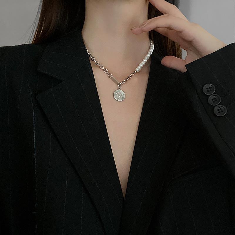 2025 Women's Chic Light Luxury Collarbone Chain: Elegant Ins Style Choker