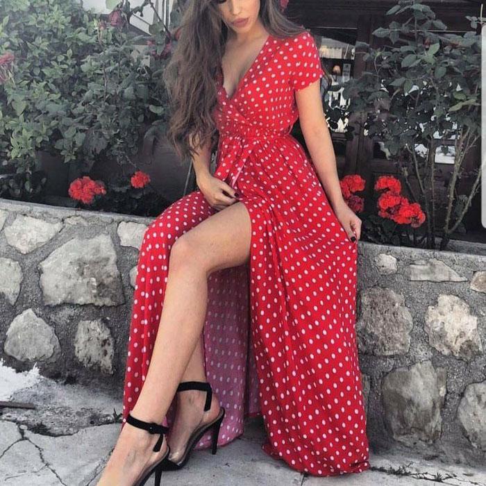Длинное платье в горошек и разрезом впереди