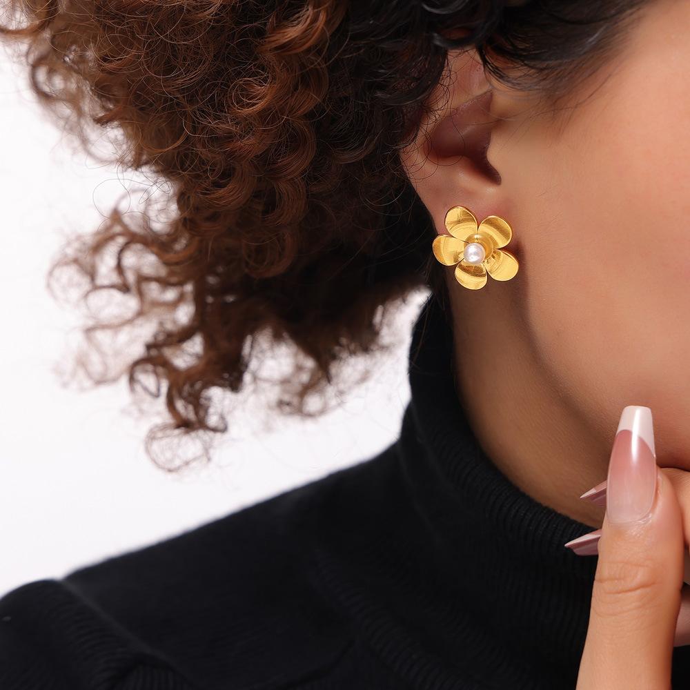 Стильные простые легкие роскошные инкрустированные серьги в виде цветка из бисера женские серьги из титановой стали в стиле ретро Cold Wind Niche Design