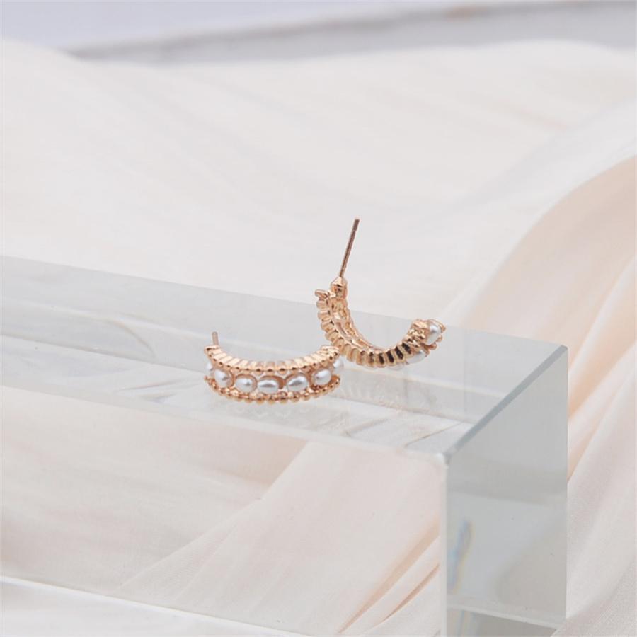 Новые серьги-гвоздики в форме буквы С с жемчугом для женщин, золотистого цвета, с металлической боковой частью, элегантные маленькие серьги с имитацией жемчуга, pendientes mujer